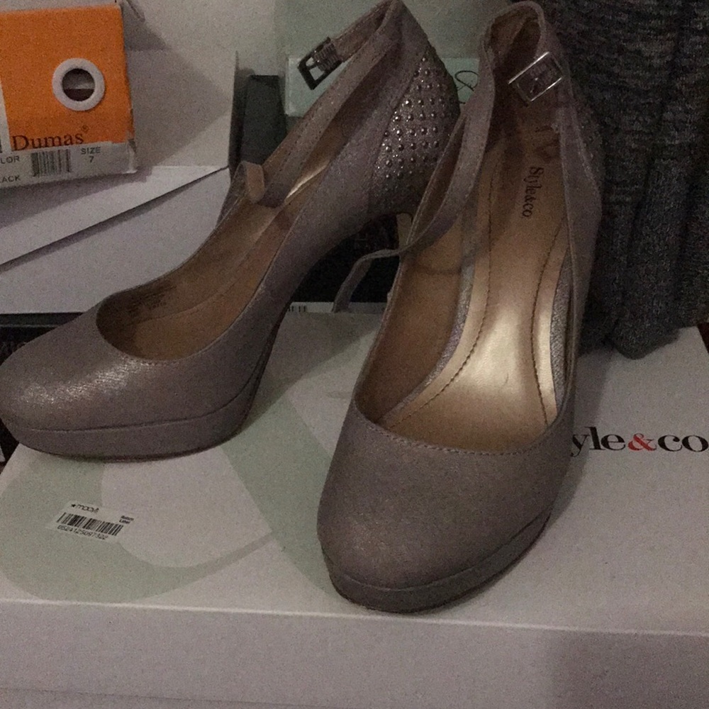 Gray Pumps - image 3